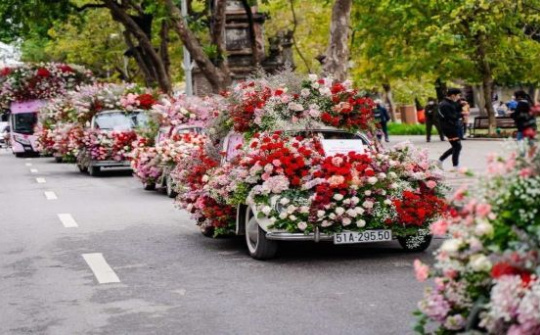 Valentine 2022: 'Màn tỏ tình' ấn tượng tại Hà Nội với 99.999 bông hồng