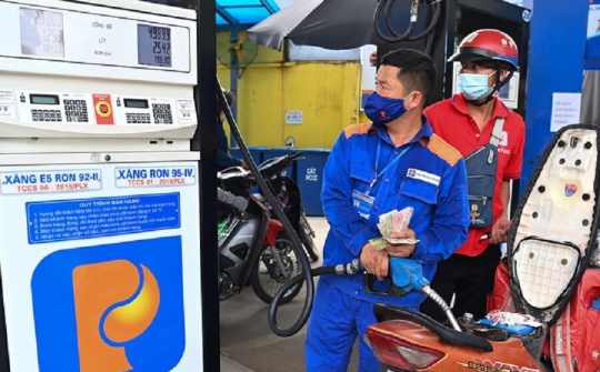 Giá xăng tăng nhanh “chóng mặt”: Khó phục hồi nền kinh tế