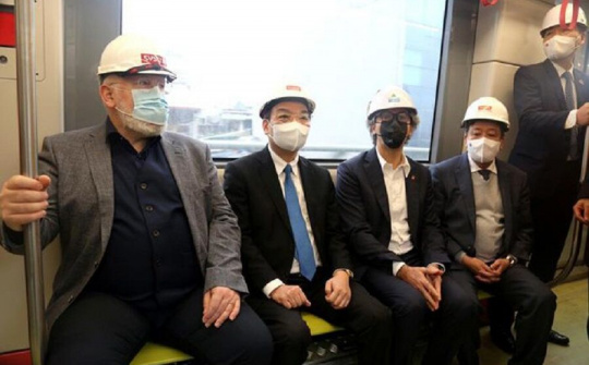 Phó Chủ tịch Ủy ban châu Âu đi thử tàu điện tuyến metro Nhổn - ga Hà Nội