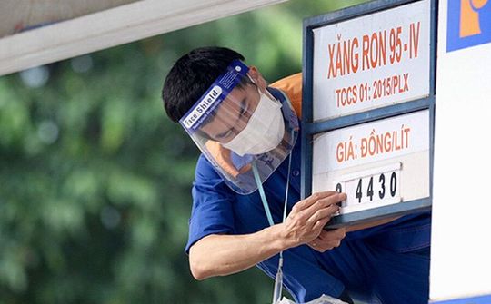 Giá xăng lên hơn 26.000 đồng/lít, thiết lập kỷ lục mới