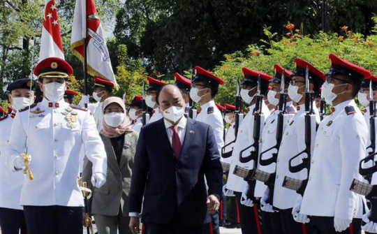 Tổng thống Singapore chủ trì lễ đón trọng thể Chủ tịch nước Nguyễn Xuân Phúc