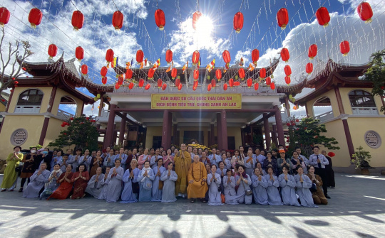 200 Phật tử chùa Từ Quang hành hương đến 10 ngôi chùa tại Gia Lai và Kon Tum