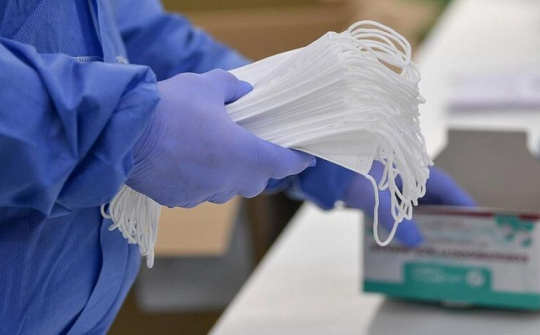 Tạm ngừng kinh doanh tạm nhập, tái xuất khẩu trang, găng tay y tế