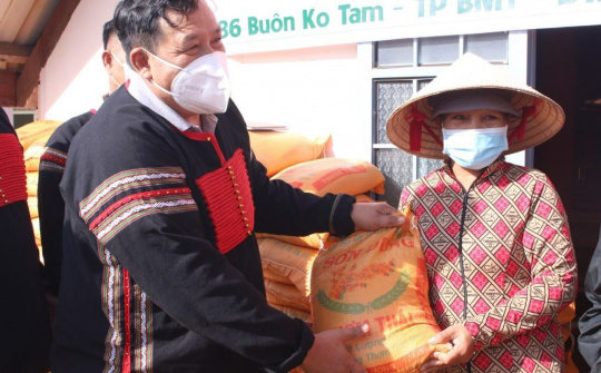 Thầy thuốc Khăm Phết Lào trao 2,1 tấn gạo đến các hộ nghèo, hộ có hoàn cảnh khó khăn tại Buôn ÊRang