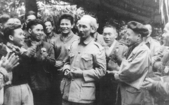 Đấu tranh chống bệnh quan liêu, vô cảm với nhân dân của cán bộ, đảng viên