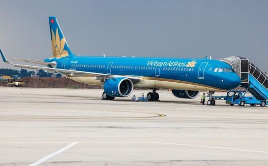 Sân bay Tân Sơn Nhất tạm dừng một đường cất hạ cánh