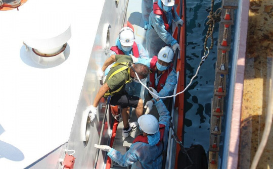 Cứu nạn khẩn cấp thuyền viên Phi-líp-pin trên vùng biển Khánh Hòa