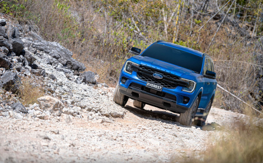 Ford Everest thế hệ mới mạnh mẽ bên ngoài tiện nghi bên trong