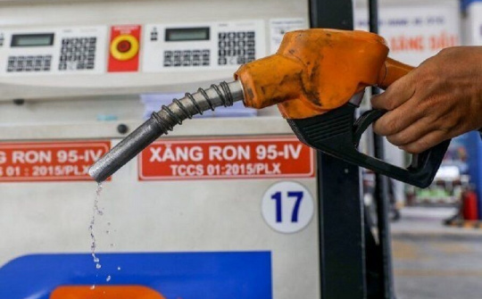 Giá xăng giảm hơn 600 đồng sau chuỗi 7 lần tăng liên tiếp