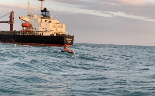 Cứu 2 ngư dân tàu cá Bình Thuận trôi dạt trên biển