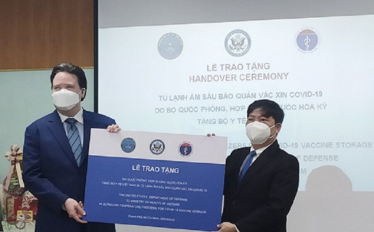 Việt Nam tiếp nhận 34 tủ đông âm sâu bảo quản vắc-xin Covid-19 từ Hoa Kỳ