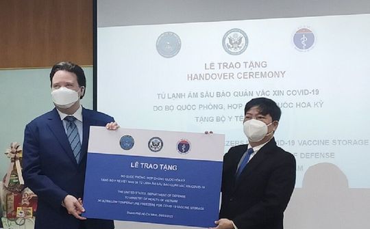 Việt Nam tiếp nhận 34 tủ đông âm sâu bảo quản vắc-xin Covid-19 từ Hoa Kỳ