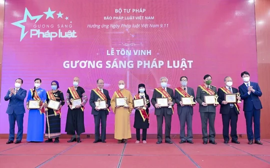 Báo Pháp luật Việt Nam với Chương trình bình chọn, tôn vinh “Gương sáng Pháp luật”