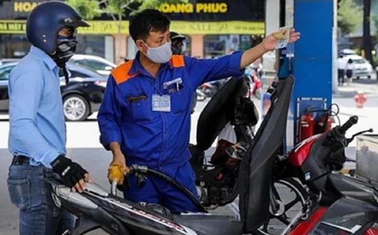 Xăng giảm hơn 1.000 đồng/lít, dầu tăng giá