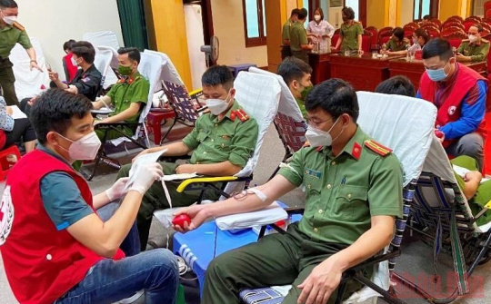 Giọt hồng vì hạnh phúc nhân dân