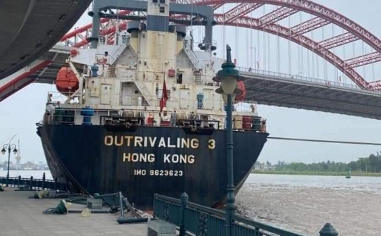 Hải Phòng: Giải phóng thành công tàu hàng 12.000 tấn đâm gẫy đổ nhiều lan can cầu Hoàng Văn Thụ