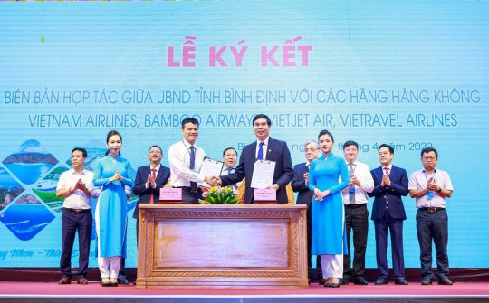 Vietnam Airlines ký kết thỏa thuận hợp tác với tỉnh Bình Định và Cà Mau