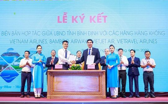 Vietnam Airlines ký kết thỏa thuận hợp tác với tỉnh Bình Định và Cà Mau