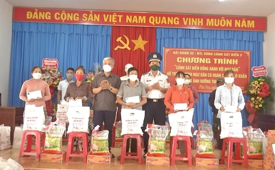 Cảnh sát biển tặng quà ngư dân Phú Yên bị ảnh hưởng do thiên tai
