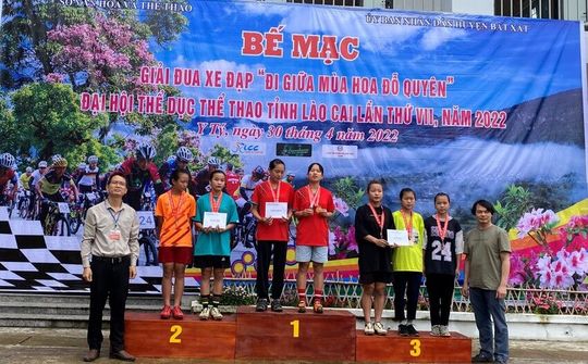 Bát Xát (Lào Cai): Tổ chức thành công Giải đua xe đạp “Đi giữa mùa hoa Đỗ Quyên”