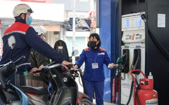 Giá xăng lên gần 30.000 đồng/lít, mức cao nhất trong lịch sử