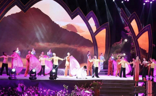 Lắng đọng những ân tình đêm diễn nghệ thuật “Người Mẹ Làng Sen”