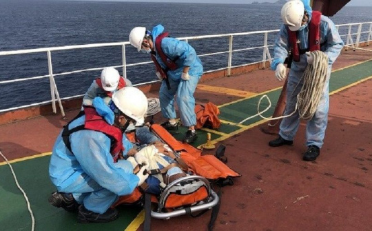 Cứu nạn 2 thuyền viên người Philippines bị tai nạn lao động trên vùng biển Khánh Hòa