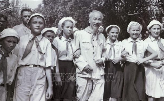 Vận dụng tư tưởng Hồ Chí Minh trong công tác đối ngoại hiện nay