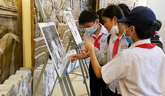 Đà Nẵng: Triển lãm ảnh chủ đề “Chủ tịch Hồ Chí Minh với Quốc hội”.