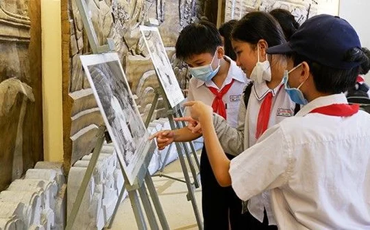 Đà Nẵng: Triển lãm ảnh chủ đề “Chủ tịch Hồ Chí Minh với Quốc hội”.