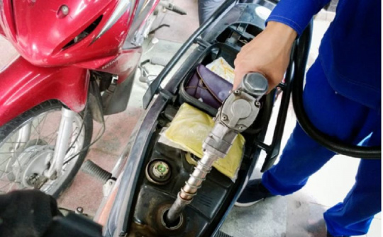 Giá xăng lên 30.650 đồng/lít, thiết lập kỷ lục mới