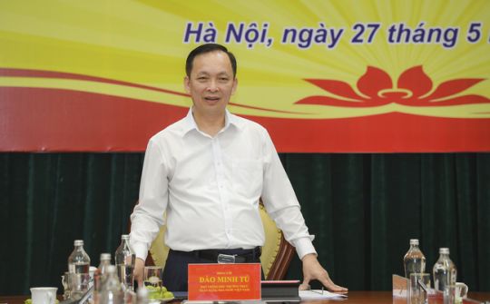 Phó Thống đốc: NHNN không siết tín dụng bất động sản, chứng khoán