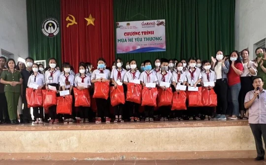 Công an Đắk Nông trao tặng quà cho các em học sinh có hoàn cảnh khó khăn