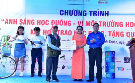 “Ánh sáng học đường – Vì môi trường học tập tốt” tạo động lực nâng bước em đến trường