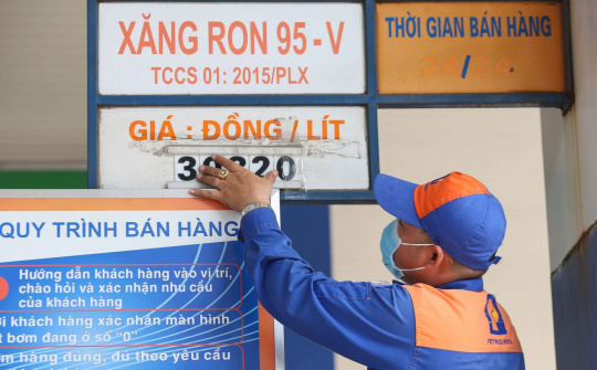 Giá xăng tăng thêm 440 đồng/lít từ chiều nay