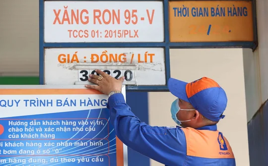 Giá xăng tăng thêm 440 đồng/lít từ chiều nay