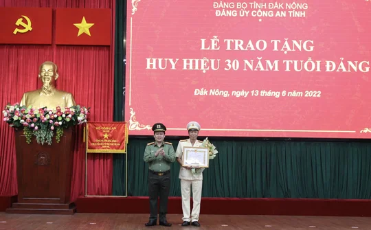 Đại tá Hồ Quang Thắng: Tự hào Huy hiệu 30 năm tuổi Đảng