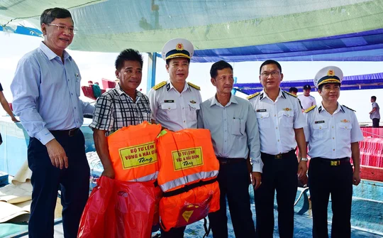 Bình Thuận: Hải quân Việt Nam làm điểm tựa cho ngư dân vươn khơi bám biển