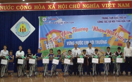 Điện lực Kon Tum: “Trao yêu thương, nhận nụ cười, vững bước em tới trường"