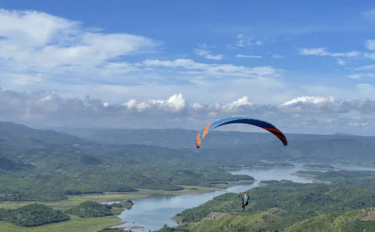 Bay trên Tà Đùng và ngắm “Vịnh Hạ Long Tây Nguyên”