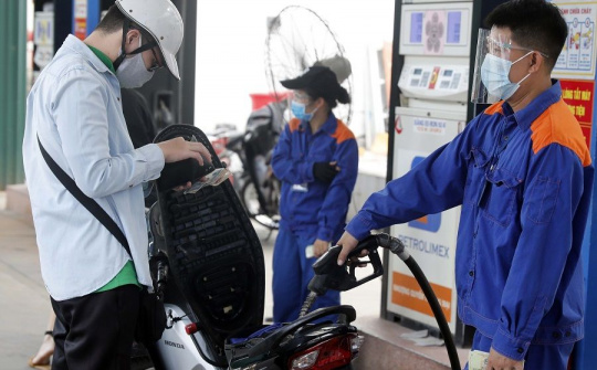 Giá xăng giảm hơn 100 đồng/lít sau 7 lần tăng liên tiếp