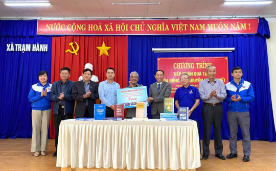 Nguyên Chủ tịch nước Nguyễn Minh Triết tặng 2.300 cuốn sách cho đoàn viên, thanh, thiếu nhi tỉnh Lâm Đồng