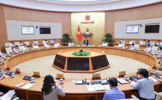 Đẩy mạnh tái cơ cấu nền kinh tế, xây dựng Chính phủ số, kinh tế số, xã hội số