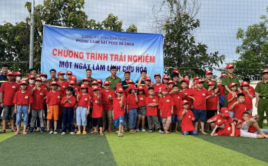Trải nghiệm “Một ngày làm lính cứu hỏa” ở Công an Đắk Nông