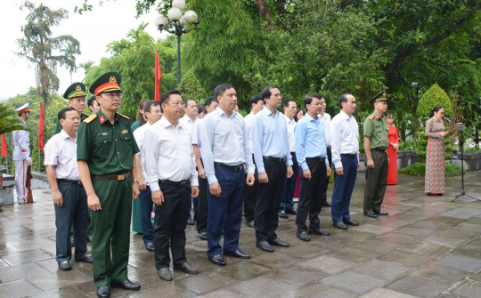 Đoàn đại biểu lãnh đạo tỉnh Lào Cai dâng hương tưởng niệm Bác Hồ và các Anh hùng liệt sĩ