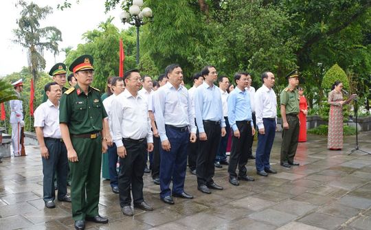 Đoàn đại biểu lãnh đạo tỉnh Lào Cai dâng hương tưởng niệm Bác Hồ và các Anh hùng liệt sĩ