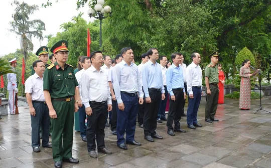 Đoàn đại biểu lãnh đạo tỉnh Lào Cai dâng hương tưởng niệm Bác Hồ và các Anh hùng liệt sĩ
