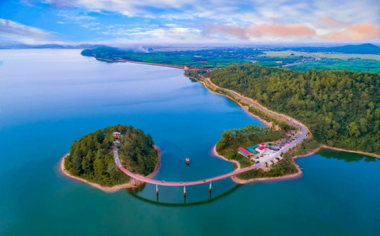 Hà Tĩnh đẩy mạnh phát triển du lịch, dịch vụ, nhất là du lịch biển, du lịch sinh thái