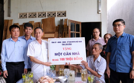 Lâm Đồng: Chủ tịch UBND tỉnh thăm, tặng quà gia đình chính sách huyện Cát Tiên