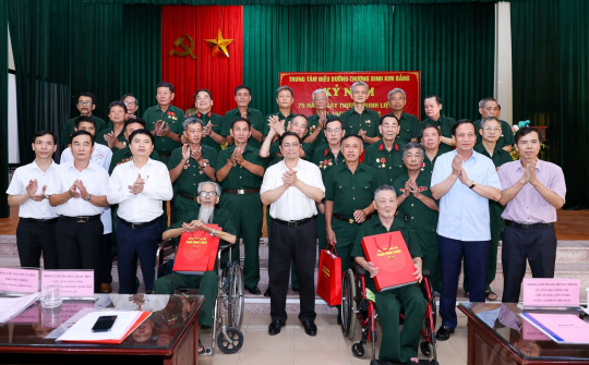 Thủ tướng thăm, tặng quà Mẹ VNAH, thương binh, bệnh binh, gia đình chính sách tại Hà Nam